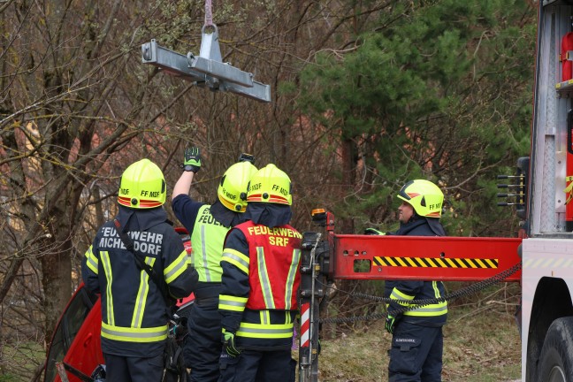 Personenrettung: Auto in Micheldorf in Ober�sterreich von Stra�e abgekommen und gegen Baum geprallt