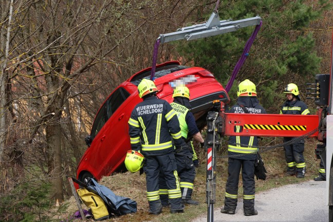 Personenrettung: Auto in Micheldorf in Ober�sterreich von Stra�e abgekommen und gegen Baum geprallt