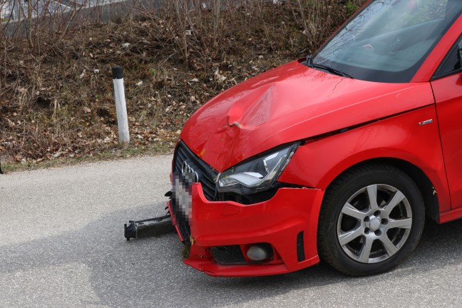 Personenrettung: Auto in Micheldorf in Ober�sterreich von Stra�e abgekommen und gegen Baum geprallt
