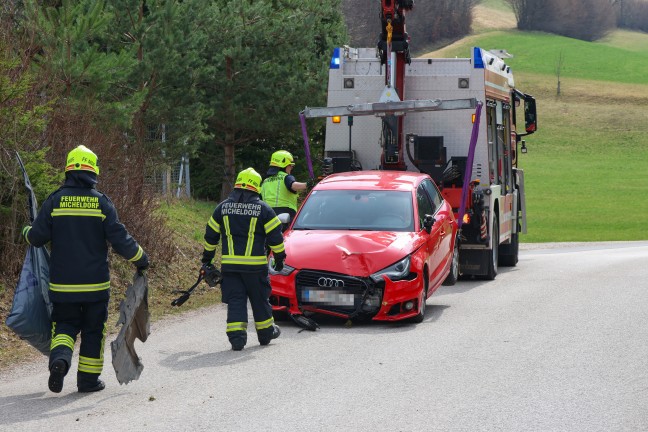 Personenrettung: Auto in Micheldorf in Ober�sterreich von Stra�e abgekommen und gegen Baum geprallt