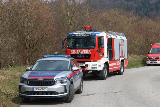 Personenrettung: Auto in Micheldorf in Ober�sterreich von Stra�e abgekommen und gegen Baum geprallt