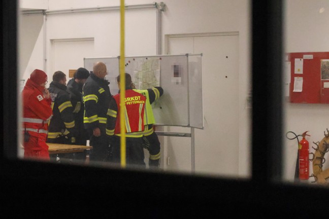 Personensuche: N�chtliche Suchaktion der Einsatzkr�fte nach abg�ngiger Person in Pettenbach