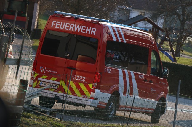 Einsatzkr�fte zweier Feuerwehren bei Brand in einem Waldst�ck in St. Agatha im Einsatz