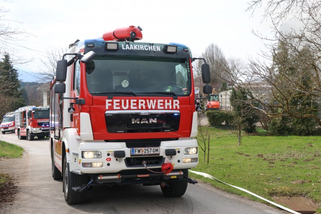 Gro�einsatz: Neun Feuerwehren bei Dachstuhlbrand bei einem Wohnhaus in Laakirchen im Einsatz
