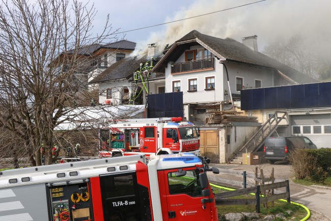 Gro�einsatz: Neun Feuerwehren bei Dachstuhlbrand bei einem Wohnhaus in Laakirchen im Einsatz