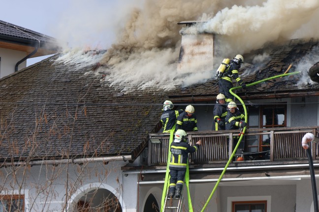 Gro�einsatz: Neun Feuerwehren bei Dachstuhlbrand bei einem Wohnhaus in Laakirchen im Einsatz