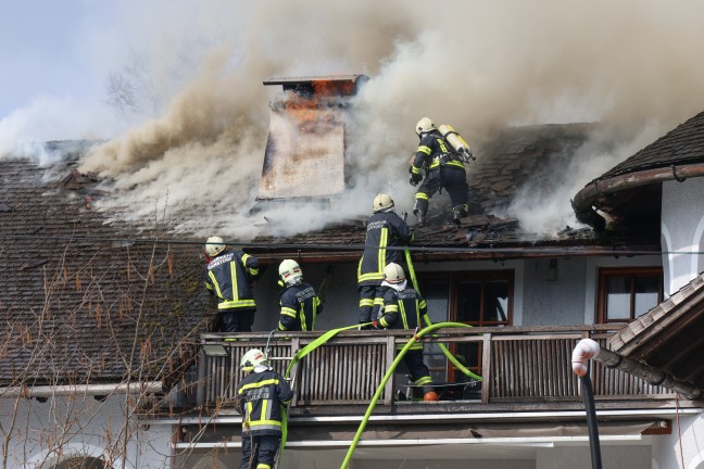 Gro�einsatz: Neun Feuerwehren bei Dachstuhlbrand bei einem Wohnhaus in Laakirchen im Einsatz
