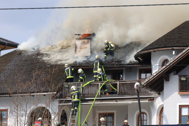 Gro�einsatz: Neun Feuerwehren bei Dachstuhlbrand bei einem Wohnhaus in Laakirchen im Einsatz