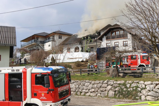 Gro�einsatz: Neun Feuerwehren bei Dachstuhlbrand bei einem Wohnhaus in Laakirchen im Einsatz