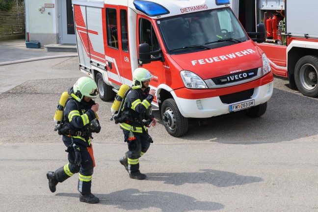 Gro�einsatz: Neun Feuerwehren bei Dachstuhlbrand bei einem Wohnhaus in Laakirchen im Einsatz