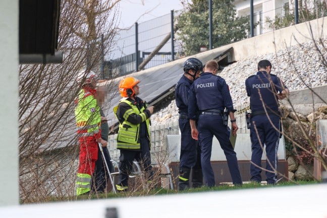 Gro�einsatz: Neun Feuerwehren bei Dachstuhlbrand bei einem Wohnhaus in Laakirchen im Einsatz