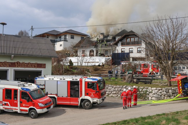Gro�einsatz: Neun Feuerwehren bei Dachstuhlbrand bei einem Wohnhaus in Laakirchen im Einsatz