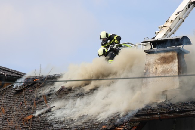 Gro�einsatz: Neun Feuerwehren bei Dachstuhlbrand bei einem Wohnhaus in Laakirchen im Einsatz