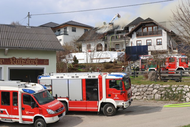 Gro�einsatz: Neun Feuerwehren bei Dachstuhlbrand bei einem Wohnhaus in Laakirchen im Einsatz