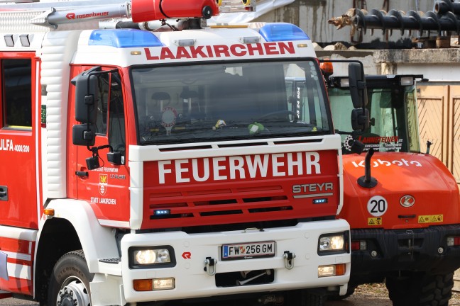 Gro�einsatz: Neun Feuerwehren bei Dachstuhlbrand bei einem Wohnhaus in Laakirchen im Einsatz