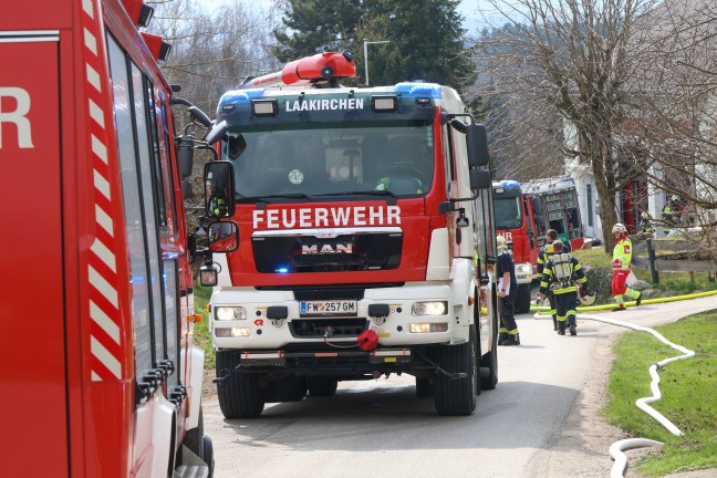 Gro�einsatz: Neun Feuerwehren bei Dachstuhlbrand bei einem Wohnhaus in Laakirchen im Einsatz