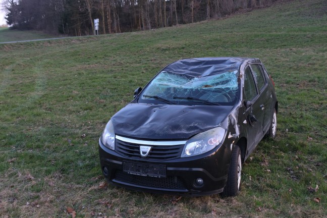 Auto bei schwerem Verkehrsunfall in Ottnang am Hausruck �berschlagen