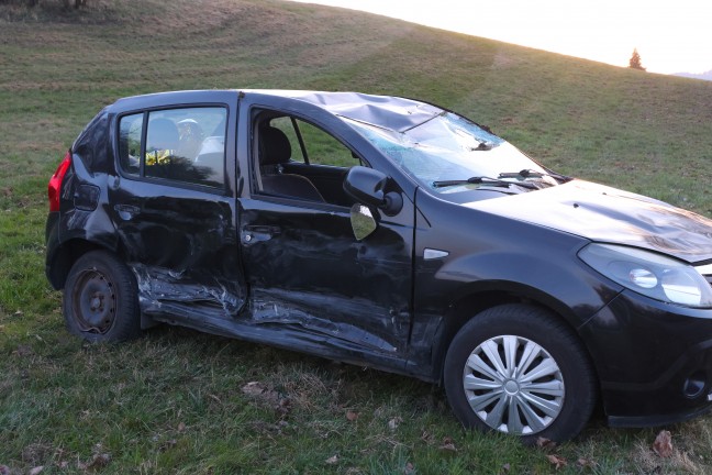 Auto bei schwerem Verkehrsunfall in Ottnang am Hausruck �berschlagen