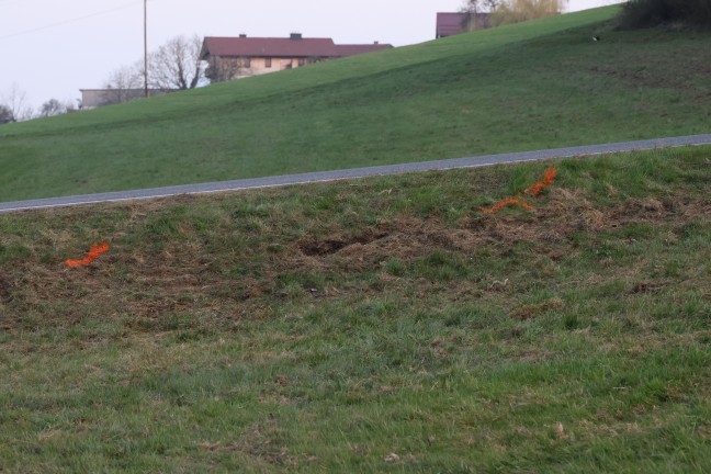 Auto bei schwerem Verkehrsunfall in Ottnang am Hausruck �berschlagen