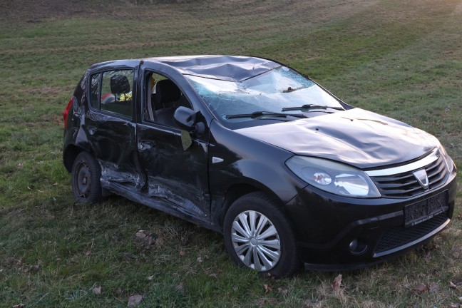 Auto bei schwerem Verkehrsunfall in Ottnang am Hausruck �berschlagen