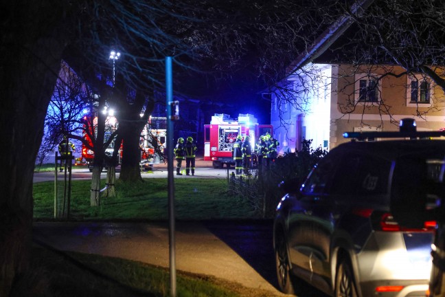 Brand einer Selche: N�chtlicher Einsatz zweier Feuerwehren auf Bauernhof in Schiedlberg