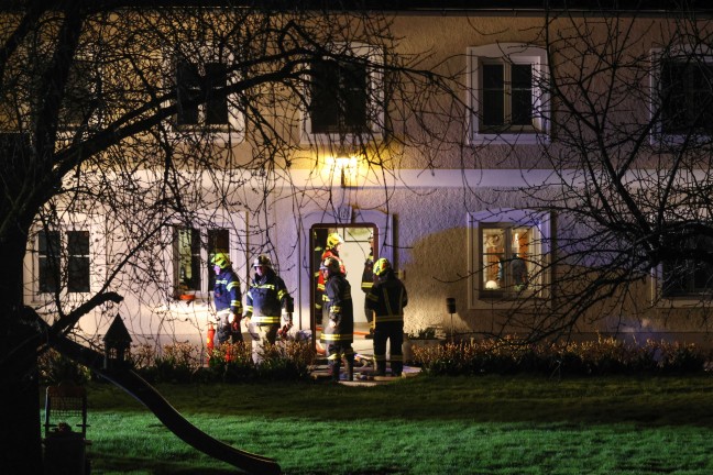 Brand einer Selche: N�chtlicher Einsatz zweier Feuerwehren auf Bauernhof in Schiedlberg
