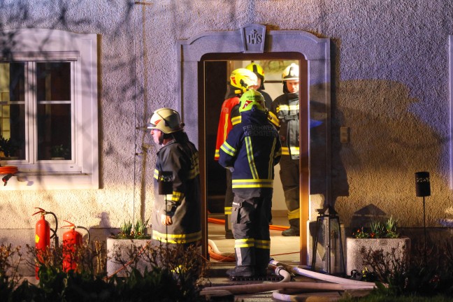 Brand einer Selche: N�chtlicher Einsatz zweier Feuerwehren auf Bauernhof in Schiedlberg