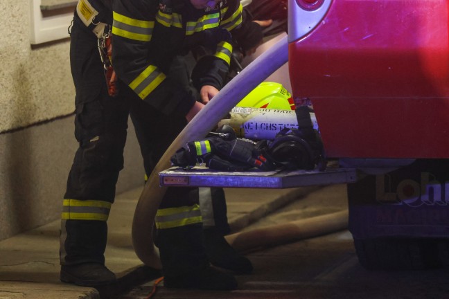 Brand einer Selche: N�chtlicher Einsatz zweier Feuerwehren auf Bauernhof in Schiedlberg