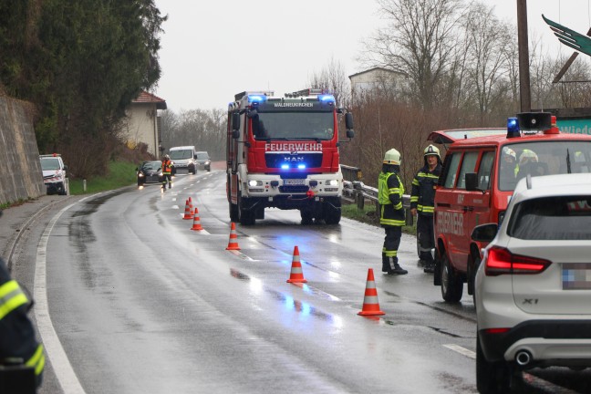 Auto auf Steyrtalstra�e bei Waldneukirchen gegen Leitschiene gekracht