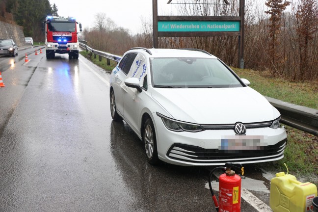 Auto auf Steyrtalstra�e bei Waldneukirchen gegen Leitschiene gekracht