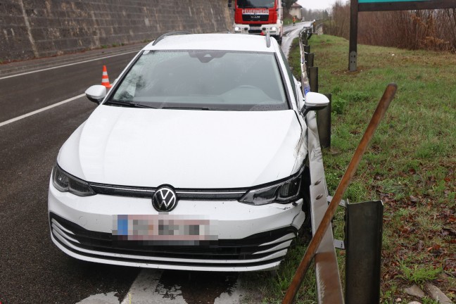 Auto auf Steyrtalstra�e bei Waldneukirchen gegen Leitschiene gekracht