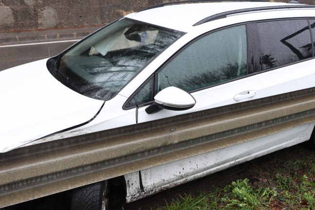 Auto auf Steyrtalstra�e bei Waldneukirchen gegen Leitschiene gekracht
