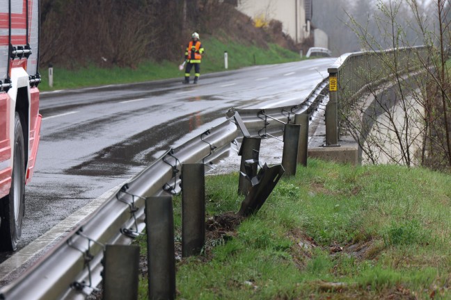 Auto auf Steyrtalstra�e bei Waldneukirchen gegen Leitschiene gekracht