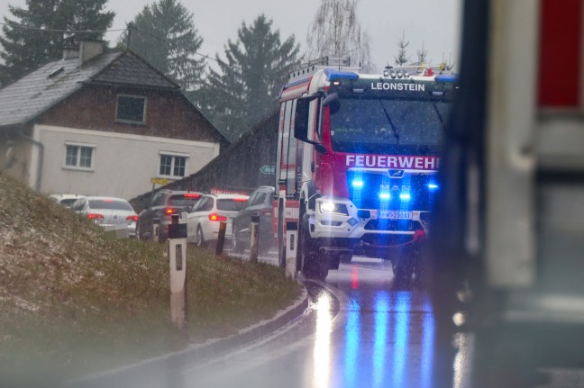 Autolenker bei Verkehrsunfall auf Steyrtalstra�e bei Micheldorf in Ober�sterreich schwer verletzt