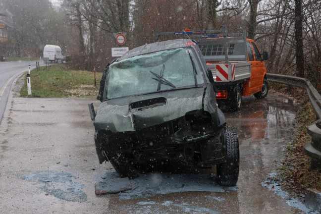 Autolenker bei Verkehrsunfall auf Steyrtalstra�e bei Micheldorf in Ober�sterreich schwer verletzt