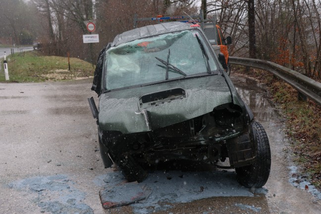 Autolenker bei Verkehrsunfall auf Steyrtalstra�e bei Micheldorf in Ober�sterreich schwer verletzt