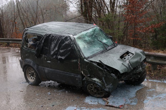 Autolenker bei Verkehrsunfall auf Steyrtalstra�e bei Micheldorf in Ober�sterreich schwer verletzt