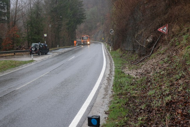 Autolenker bei Verkehrsunfall auf Steyrtalstra�e bei Micheldorf in Ober�sterreich schwer verletzt