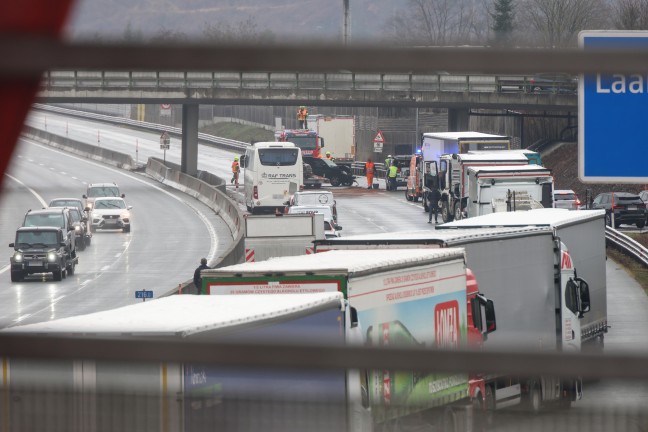 Autobahnsperre: Schwerer Verkehrsunfall auf Westautobahn bei Laakirchen