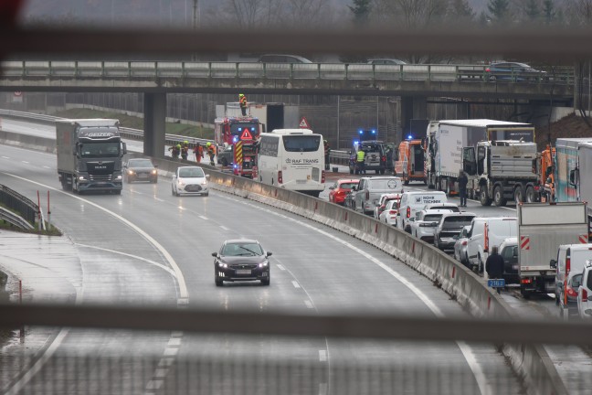 Autobahnsperre: Schwerer Verkehrsunfall auf Westautobahn bei Laakirchen