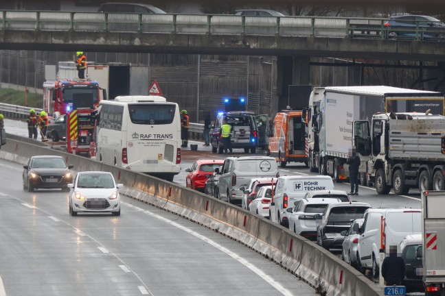 Autobahnsperre: Schwerer Verkehrsunfall auf Westautobahn bei Laakirchen
