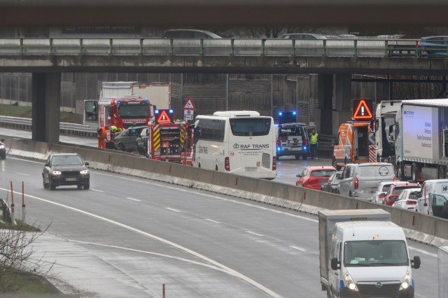 Autobahnsperre: Schwerer Verkehrsunfall auf Westautobahn bei Laakirchen