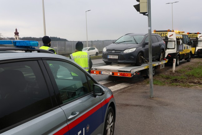 Schwerer Kreuzungscrash zwischen zwei PKW auf Wiener Stra�e bei V�cklabruck