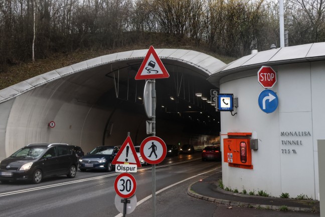 T�dlicher Crash: Autolenkerin (20) starb bei Unfall zwischen PKW und LKW im Mona-Lisa-Tunnel in Linz