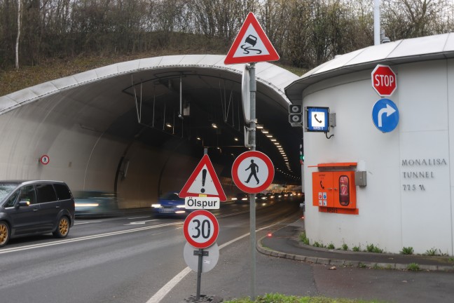 T�dlicher Crash: Autolenkerin (20) starb bei Unfall zwischen PKW und LKW im Mona-Lisa-Tunnel in Linz