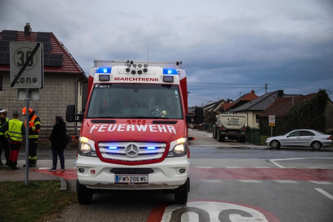 Aufr�umarbeiten: Auffahrunfall zwischen Traktor und PKW in Marchtrenk endet glimpflich