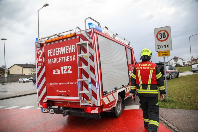 Aufr�umarbeiten: Auffahrunfall zwischen Traktor und PKW in Marchtrenk endet glimpflich