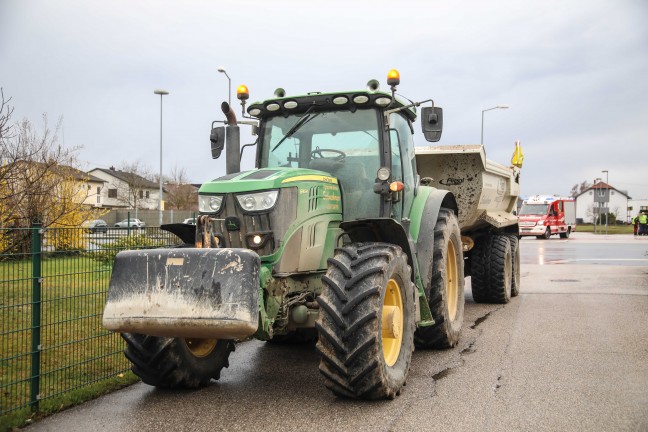 Aufr�umarbeiten: Auffahrunfall zwischen Traktor und PKW in Marchtrenk endet glimpflich