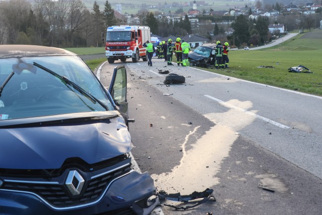 Schwerer Frontalcrash zweier Autos bei Aurolzm�nster fordert zwei Verletzte