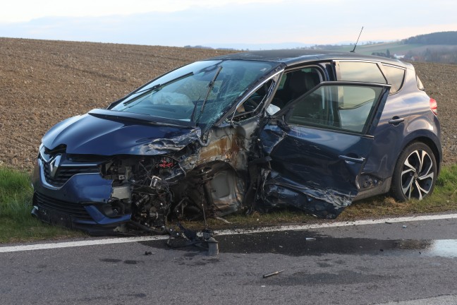 Schwerer Frontalcrash zweier Autos bei Aurolzm�nster fordert zwei Verletzte